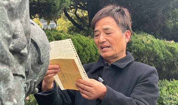 王伟墓碑前,老战友们带来了52个孩子的敬仰…_我苏网