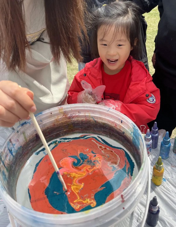 扬州八怪纪念馆清明假期开展不“漆”而遇 “扇”助非遗漆扇制作体验活动_荔枝网新闻