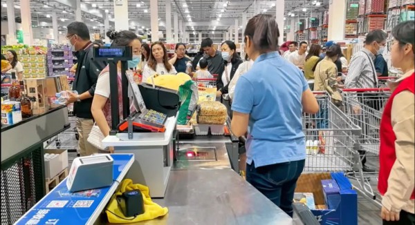 中午11点,等待结账的购物车排成长龙,收银台吐出的"小票","1000 "是