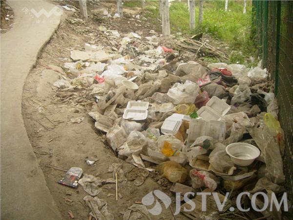 小行附近高架下却有成堆的白色垃圾长期堆积在那里,不但污染城市环境