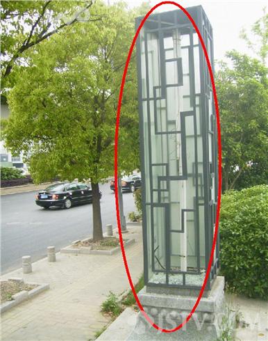 广场景观灯柱玻璃被砸 里面电线裸露威胁市民安全