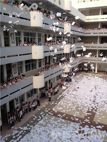 南京一高中高三学生上演疯狂"撕书节"