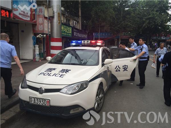 在现场 社会 今天中午12:00,南京秦淮区慧园街四号大院,一名男子鬼鬼