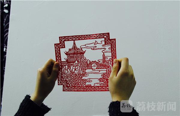 烟花三月 扬大女生手刻“剪纸上的扬州”