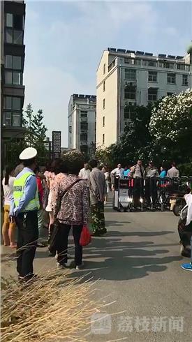 扬州一13岁女孩跳楼自杀