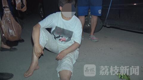 夜晚小区内踩到西瓜皮 滑倒骨折警民联合救助