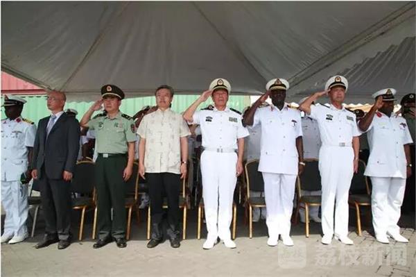 编队指挥员沈浩,政治委员徐平在欢迎仪式上敬礼