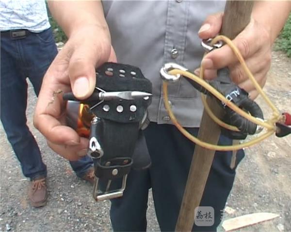 男子网上买来射鱼神器练手 被打伤进了派出所