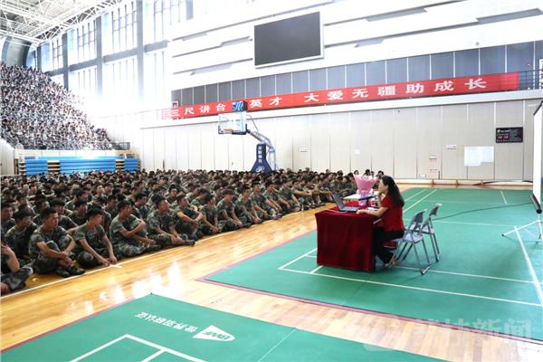 新生"思政第一课 全国教书育人楷模林冬妹助力学生"扣好人生第一粒