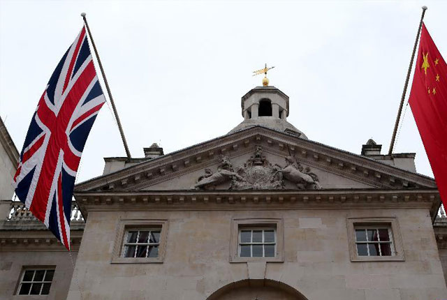 中英两国国旗悬挂在伦敦街头