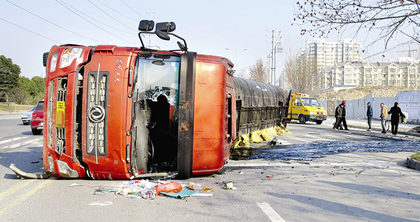 油罐车侧翻 沥青淌了一地