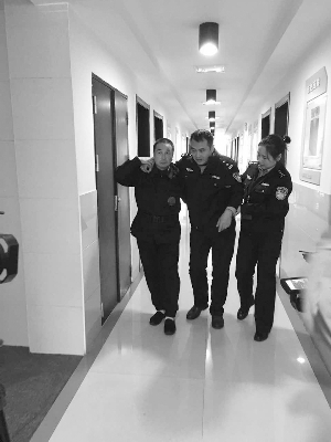 徐州50岁老刑警跳楼抓毒贩 受伤不敢告诉家人