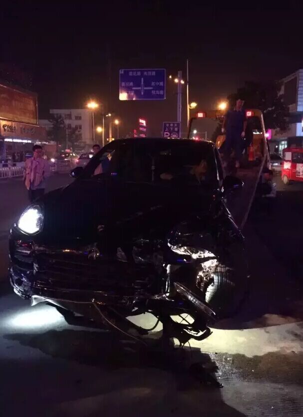 保时捷卡宴冲入对面车道,连撞两车,受损严重!
