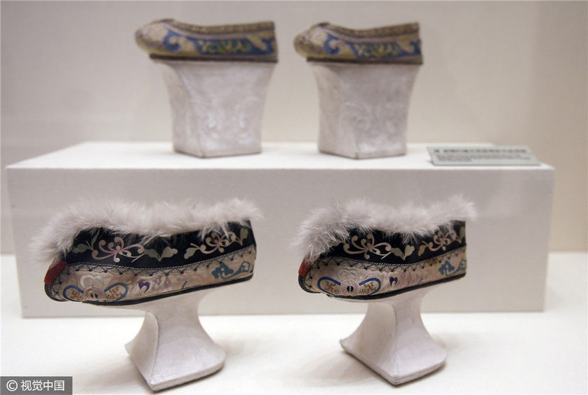 清黄缎彩绣皮里花盆底鞋.