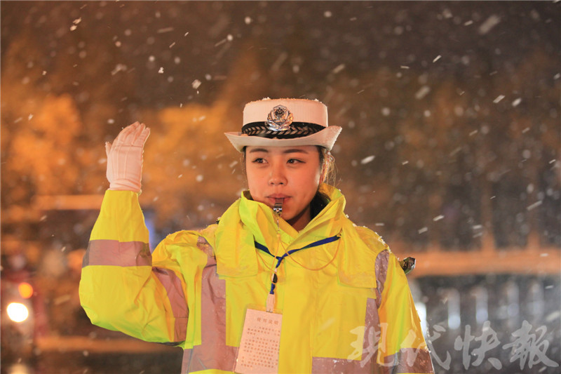 18岁女交警雪中执勤走红 到岗还不到一个月_荔枝网