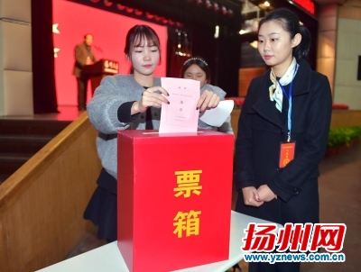 选民行使选举权利 “90后”选民首次行使投票权_荔枝网