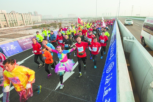 荔枝新闻 江苏  昨天上午,市第27届迎新年万人长跑暨半程马拉松比赛