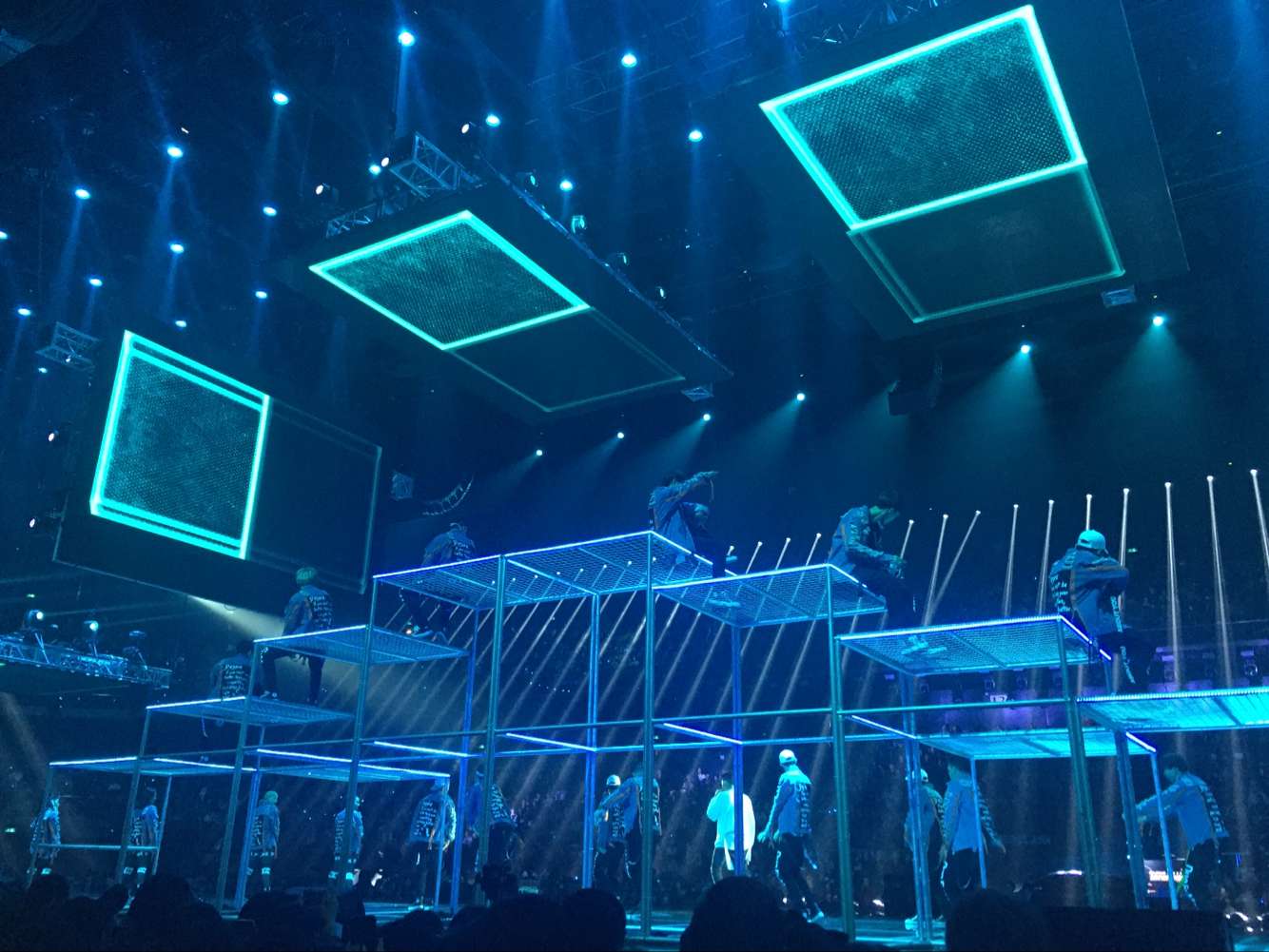 劲歌热舞,现场舞美让人眼睛应接不暇,歌声动感无敌~凡凡人气火爆,点燃