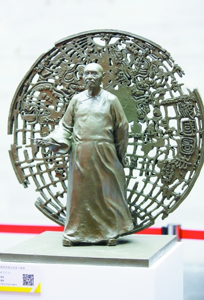 魏源雕塑 本报记者 冯芃摄