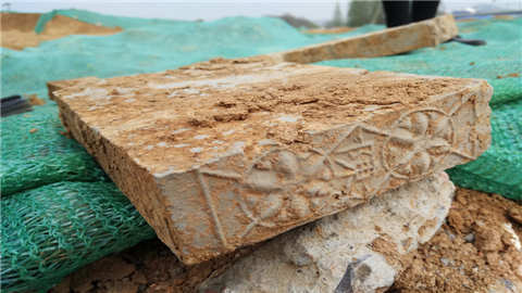 南京一工地意外发现古墓 墓砖将会被回收