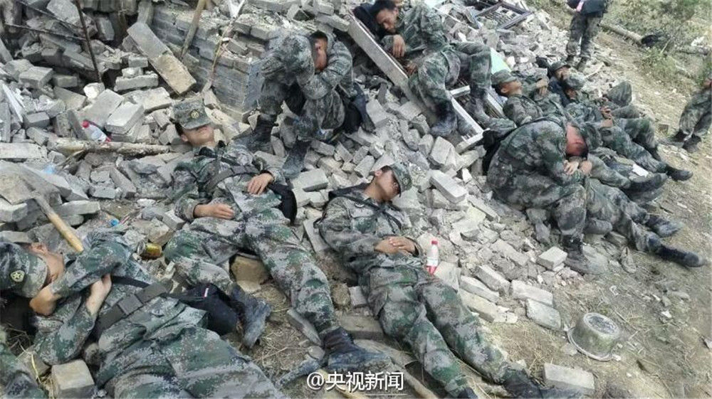 解放军,消防,水电,边防武警,公安干警等多种救援力量不分昼夜在一线