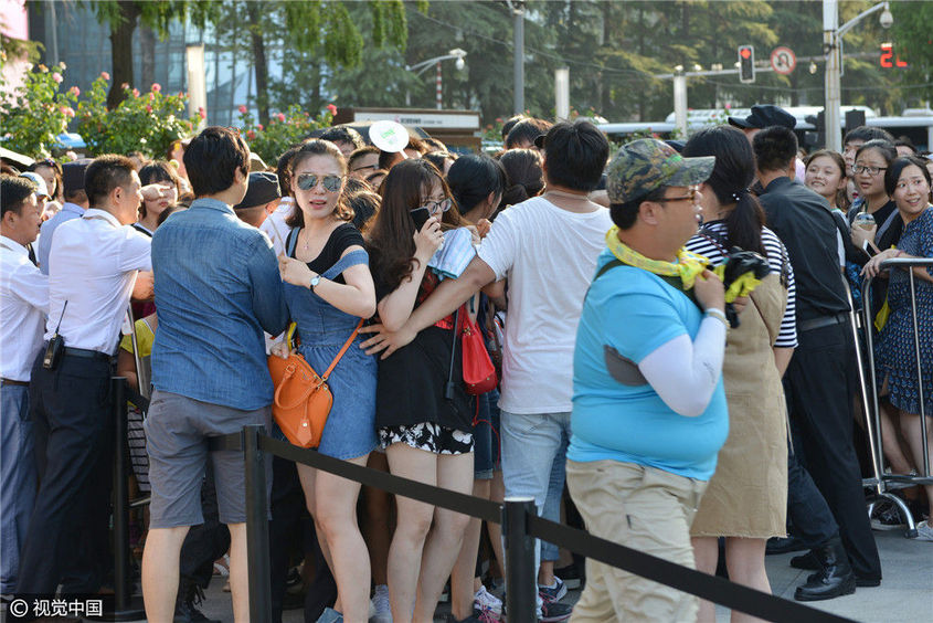 南京一商店开业场面混乱 市民情绪失控