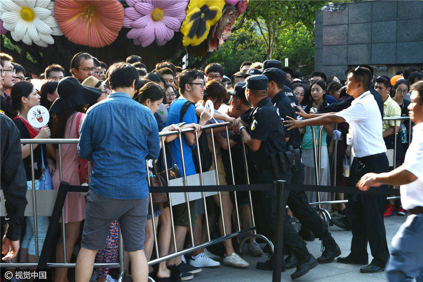 南京一商店开业场面混乱 市民情绪失控