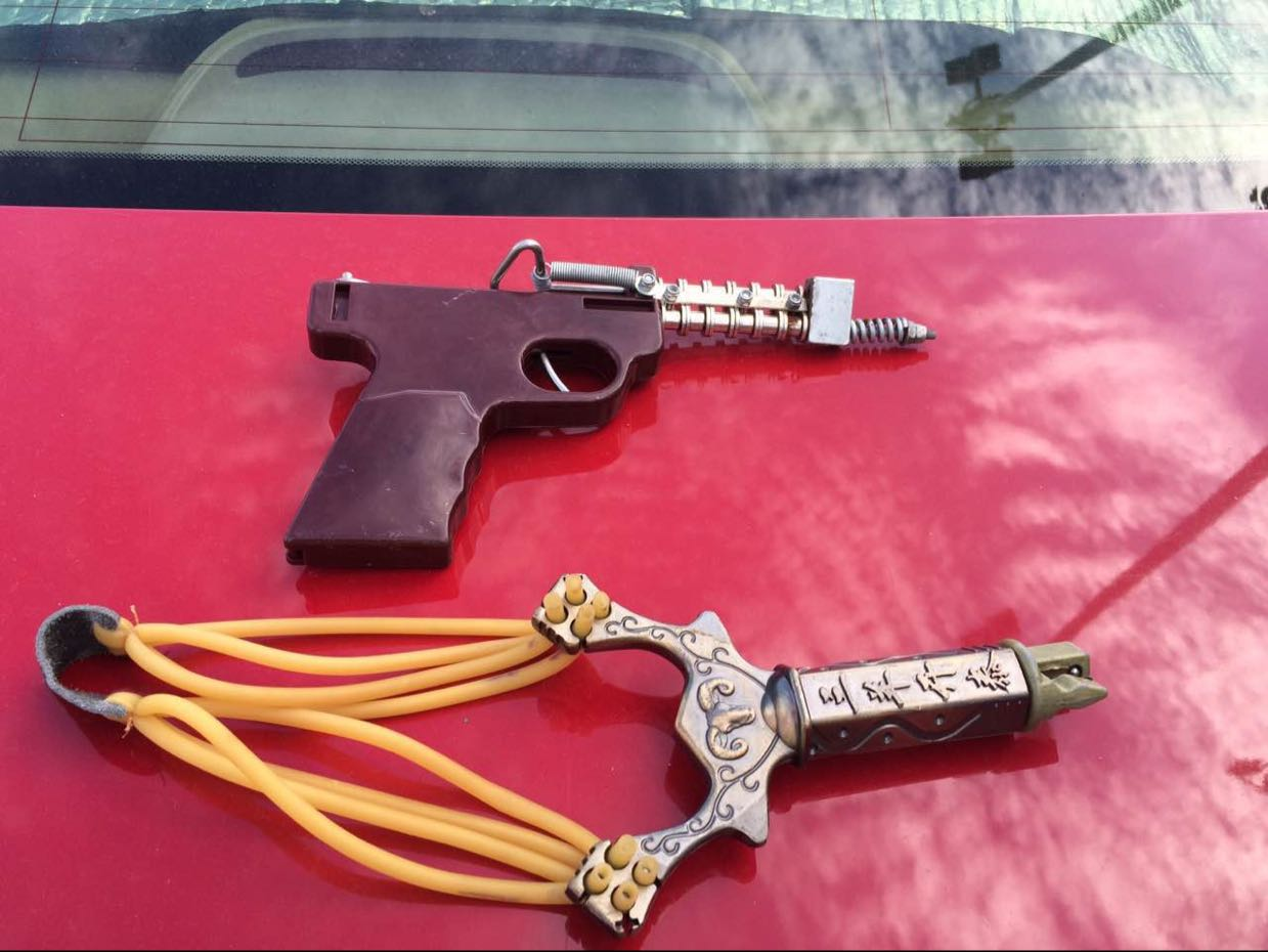 一个普通的下午,查获了砍刀,仿真枪,弹弓,还有黄色碟片和警用催泪喷雾