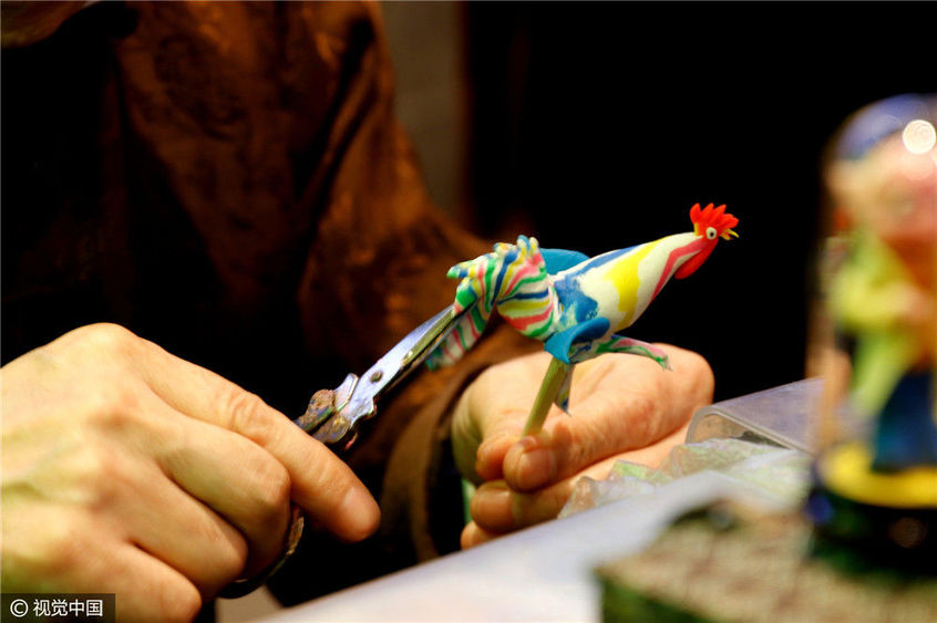 北京:非遗"捏面人"捏雄鸡盼新年