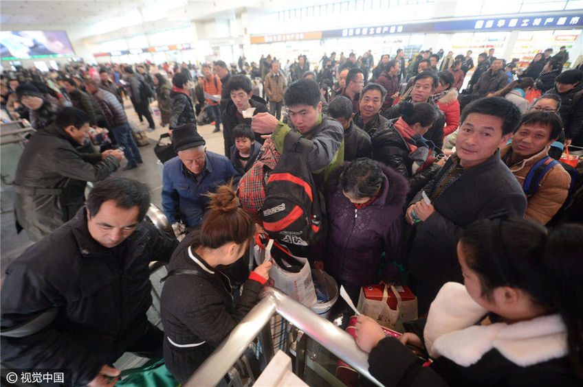 江苏省扬州市,春运首日,在扬州汽车站,一些旅客正在排队检票