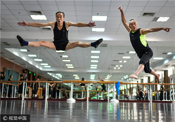 "两位爹爹练双飞燕和叉600_420