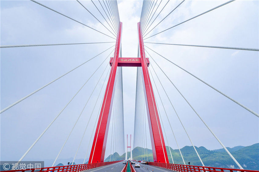 图为贵黔高速鸭池河大桥.