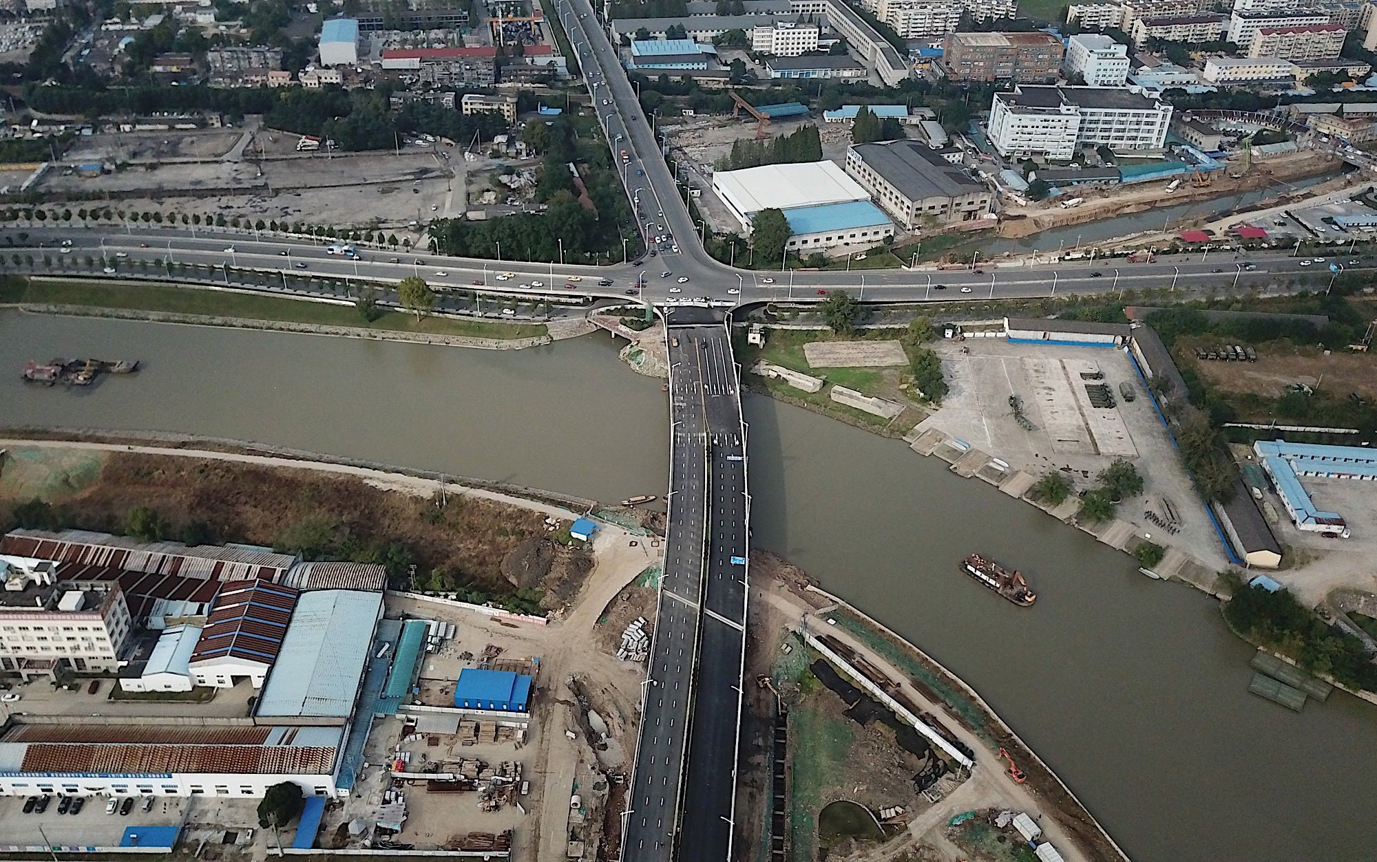 应天东街不但接宁杭,马上还有开通高桥门立交的所有的匝道,高桥门立交