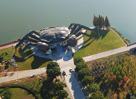 江苏昆山:"巨型大闸蟹"亮相阳澄湖畔