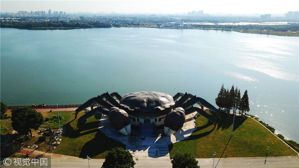 江苏昆山:"巨型大闸蟹"亮相阳澄湖畔