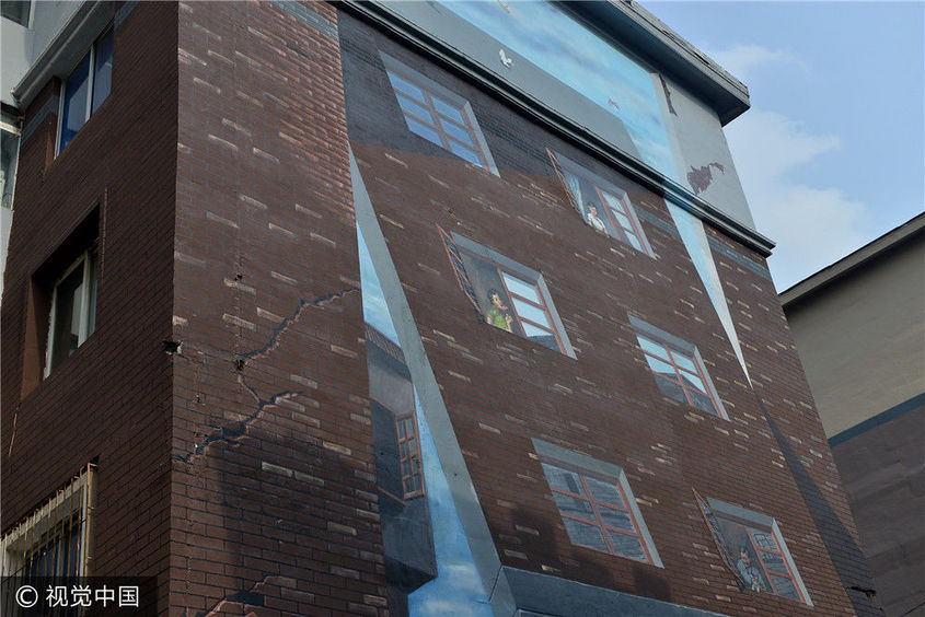 2017年10月7日,沈阳,一栋居民楼外墙现3d"平面立体"民国画墙.