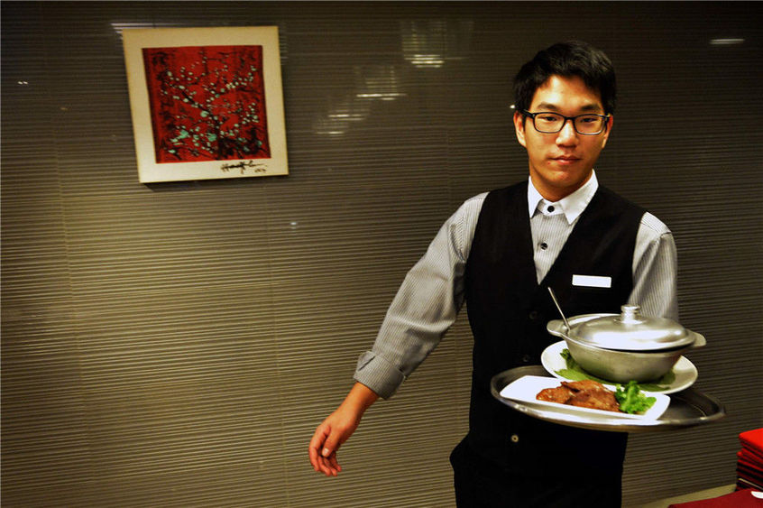 2017年10月30日,台北,欣叶餐厅服务员上菜.