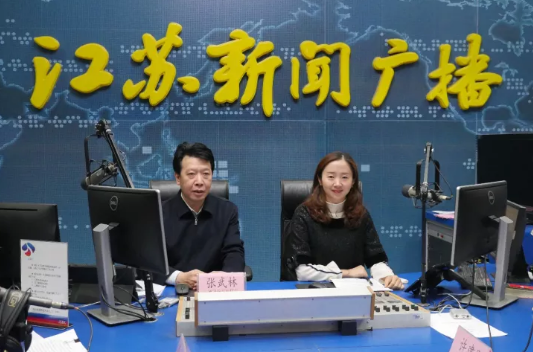 江苏省司法厅副厅长张武林(左)和《政风热线》主持人王瑾(右)