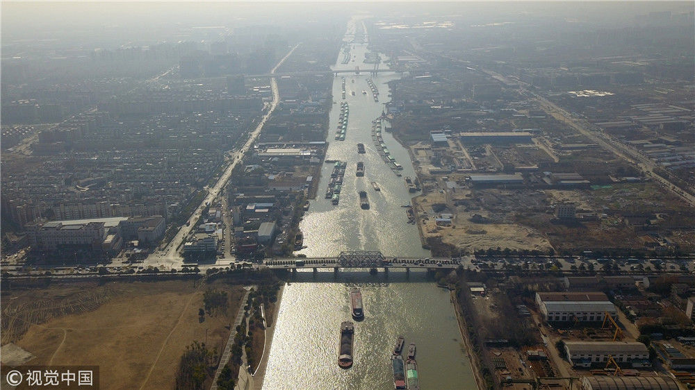 江苏扬州京杭大运河扬州段北煤南运迎高峰20171218