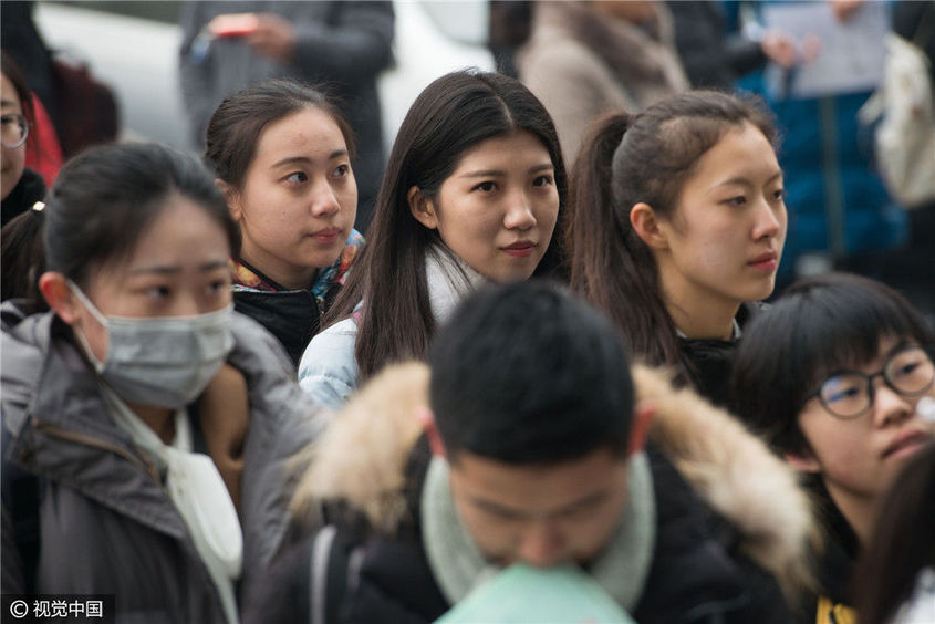 北京:中传迎来艺考 表演播音方向考生气质出众