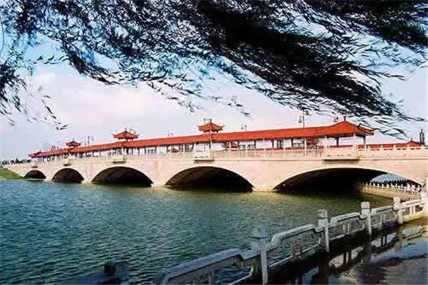 鼓楼大桥位于泰州市主城区棋盘式道路的鼓楼路北端,是鼓楼路跨越北城