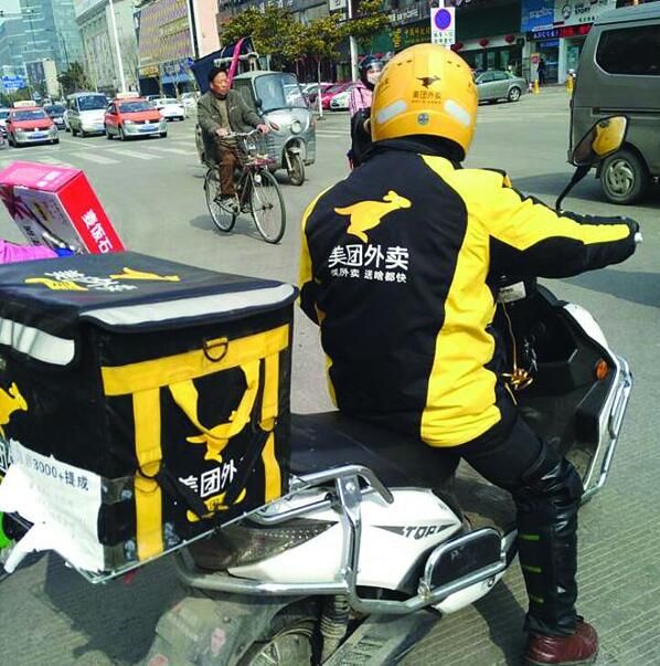 美团外卖"黄马甲"送餐途中成连云港"路霸"