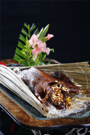 糯米稻草鸭;特点:酱香浓郁,肉质酥烂