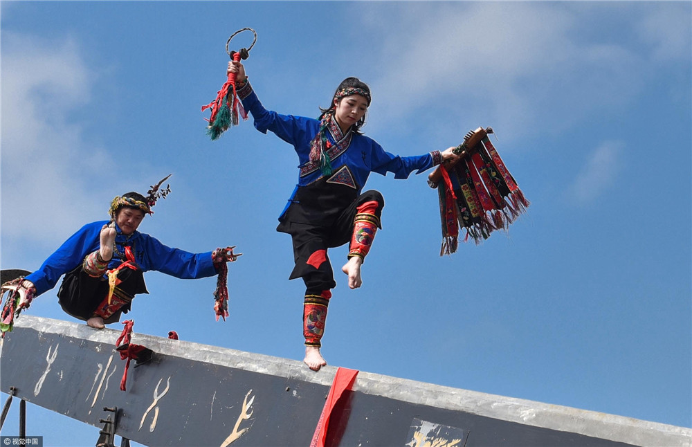 贵州松桃:赤脚斜走大刀 男子秀绝技令人惊叹