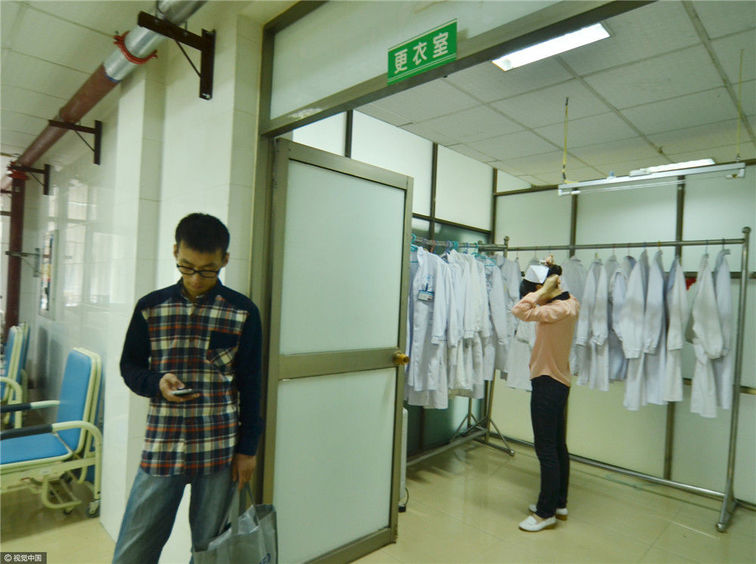 有时时间赶到一起,牛少辉会在护士更衣室门口等妻子汤慧慧下班