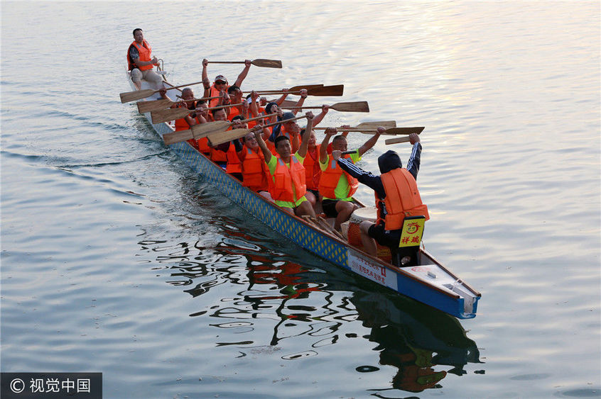 阵阵,口号震天响,参加2017龙舟邀请赛的队伍正在汉江里奋力划船训练