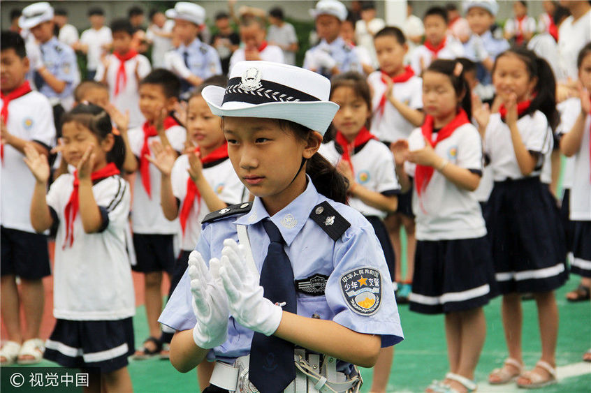 浙江桐庐:少年女交警现身校园 个个英姿飒爽神气十足