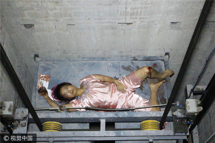 指挥中心接到报警称:人民西路明华苑附近的民房里,一女子坠落电梯井