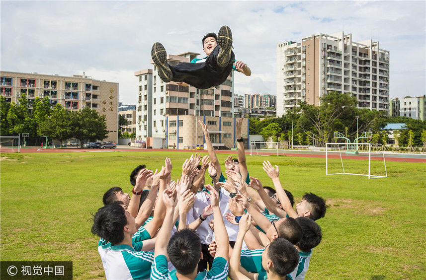 图为同学们在大操场摆出"毕业了"的造型航拍大合影;同学们在绿茵场上