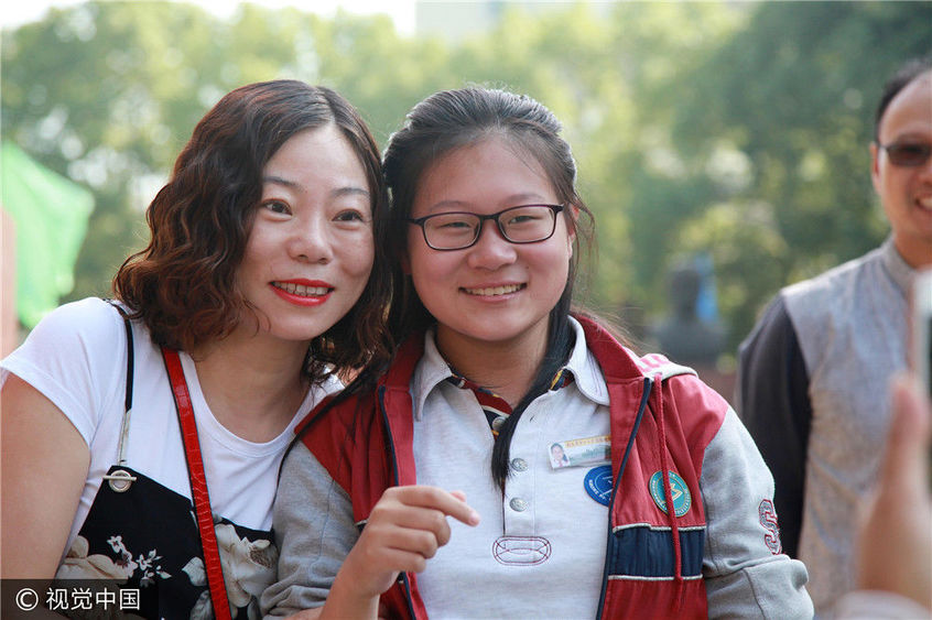 南京:2017江苏中考拉开大幕 老师拥抱学生送祝福